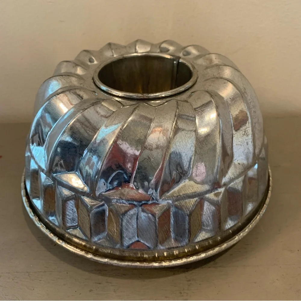 VTG 1950s Kaiser 9 Inch Fluted Aluminum Bundt Mold